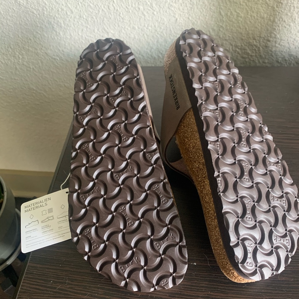 Never been worn Birkenstock’s! Style: Gizeh